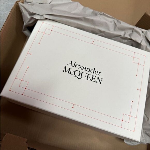 Alexander McQueen Mini The Rise Leather Bucket Bag - Picture 11 of 11